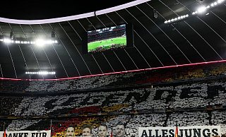 Die Fans verabschiedeten die Ex-Nationalspieler als «Legenden». - Christian Charisius/dpa