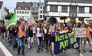 Fridays for Future: Rund 150 Demonstranten ziehen durch die Paderborner Innenstadt. - Svenja Ludwig