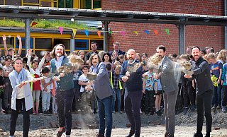 Für das Großbauprojekt „Zukunftsfähige Schulen Gütersloh“ ist an der Grundschule Nordhorn der erste Spatenstich erfolgt. Schulleiterin Jutta Hermann (von links), Architekt Kilian Kresing, Bürgermeister Norbert Morkes, Schuldezernent Henning Matthes sowie die Fachbereichsleiter Thorsten Merschmann und Tim Neubauer greifen beim offiziellen Start zum Spaten. - Andreas Frücht