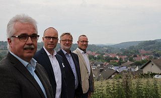 CDU-Bürgermeisteramtskandidat Norbert Hofnagel (v. l.), Stadtverbandsvorsitzender Heiko Hansmann, Ratsfraktionsvorsitzender Hubert Gockeln und Bürgermeister Hans Hermann Bluhm über den Dächern der Stadt Willebadessen. - Dieter Scholz