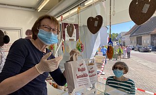 Lange Schlangen bildeten sich am Pfingstmontag auf der Neutorstraße vor dem Waffelstand von Kornelia Arendes. - Bannenberg