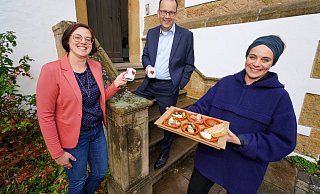 Am Eingang des Museums am Waldhof stoßen Sarah Strickmann (Bielefeld Marketing), ihr Chef, Martin Knabenreich und die Direktorin des Kunstvereins, Nadine Droste mit einem kleinen Glühwein an. Tapas werden im Museumshof auch bald gereicht.?Foto: Peter Unger - Peter Unger