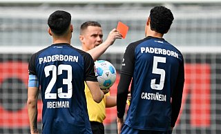 Schiedsrichter Robert Kampka zeigt Paderborns Santiago Castañeda die Rote Karte. - IMAGO/Ulrich Hufnagel