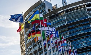 Die Flaggen der Europäischen Union, der Ukraine und der Mitgliedsstaaten der EU vor dem Gebäude des Europäischen Parlaments in Straßburg. - Philipp von Ditfurth/dpa