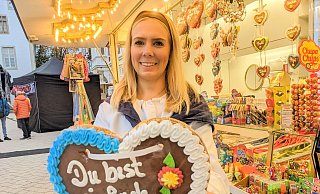 Annika Marx im Kostüm des Brakeler Annekens lädt zum Besuch des Michaelismarkts ein. - Burkhard Battran