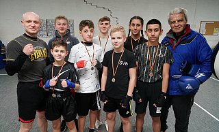 Das erfolgreiche SVB-Team: Trainer Andreas Blum (v.l.), Neven Jokic, Eduard Hafner, Festim Nimani, Peter Geit, Nikita Kalinicenko, Jasina Zenelowski, Jasin Zenelowski und Trainer Osman Mutluay. - Peter Unger