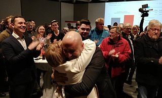 Parteifreunde feiern vor Auszählung des letzten Wahllokals SPD-Landratskandidaten Ali Dogan. - Joern Spreen-Ledebur