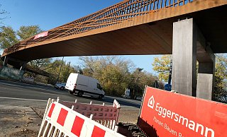 Die neue Brücke über die B61 wird wohl bis Ende dieses Jahres fertiggestellt. Bis auf ein klitzekleines Stück. Derzeit werden die Segmente verschweißt - Andreas Frücht