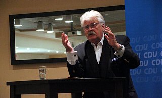 Leidenschaftlich spricht Elmar Brok in Bünde über die Lage in der Ukraine. Den russischen Präsidenten Wladimir Putin kritisiert er scharf. - Florian Weyand