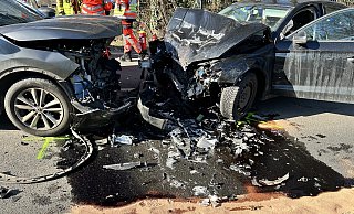 Bei einem Unfall in Rödinghausen prallten zwei Autos frontal zusammen. - Feuerwehr Rödinghausen