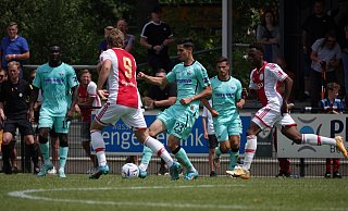 SCP-Neuzugang Raphael Obermair, der hier am Ball ist, war gegen Ajax nicht nur wegen seines Blitztores zum 0:1 einer der besten Paderborner auf dem Platz. - SC Paderborn 07/Michael Bieckmann