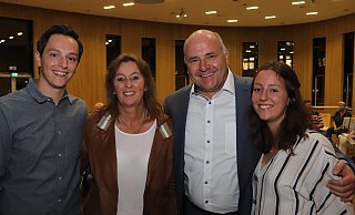Bürgermeister Hubert Erichlandwehr freut sich über die Wiederwahl und seine fünfte Amtszeit. Unterstützung hatte er stets von der Familie, Sohn Tristan (v.l.), Ehefrau Natascha und Tochter Helena. - Sigurd Gringel