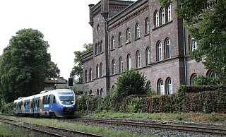 Das Signal steht auf Rot: Ein Zug der Nordwestbahn bei der Vorbeifahrt am alten Corveyer Bahnhof. - Simone Flörke