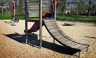 Ungewohnter Anblick: Bei strahlendem Frühlingswetter bleiben die Geräte auf den Spielplätzen unbenutzt. - BARBARA FRANKE