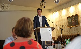 Hendrik Wüst spricht im Jugendcafé "Real Life" im ehemaligen Güterbahnhof. - Jan-Henrik Gerdener