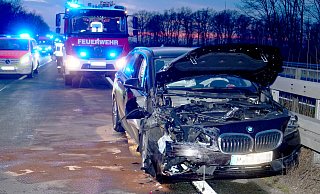Bei einer Kollision von drei Fahrzeugen auf der Autobahn 44 auf der Richtungsfahrbahn werden vier Personen verletzt, zwei von ihnen schwer. - Ralph Meyer