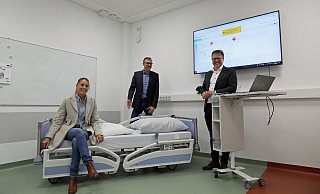 Brandmanagerin Kirsten Kaawar, Stiegelmeyer-Geschäftsführer Gunter Röper und der Produktmanager der Connectivity Unit, Dennis Wilkening, zeigen einen Raum des Zukunftslabors. - Frank-Michael Kiel-Steinkamp