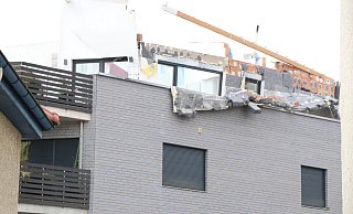 Dieses Haus an der Riemekestraße ist derzeit unbewohnbar. Auf dem am Tag nach dem Tornado entstandenen Foto sind die Reste der Penthouse-Etage noch zu erkennen. - Holger Kosbab