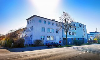 Am Mittwochnachmittag kam es vor der Erstaufnmahmeeinrichtung für Flüchtlinge zu einem blutigen Streit. - Sarah Jonek