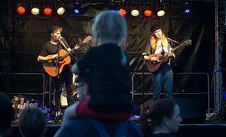 Viele Musiker wie Moe (l.) und Joschka Brings waren solo oder mit unterschiedichen Projekten immer wieder bei Schweicheln Rock City dabei. - ralf bittner