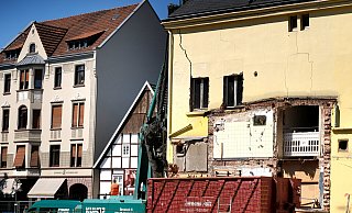 Der Anblick täuscht: Zwar lassen die Risse im ehemaligen Fasan-Gasthaus Schlimmes vermuten, allerdings gilt das Gebäude inzwischen als ausreichend gesichert. - Andreas Frücht