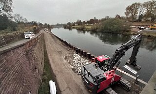 Viel zu gucken gibt es derzeit bei den Bauarbeiten an der Weserpromenade von der Brücke aus. - Simone Flörke