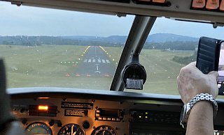 Der Anflug auf den Flugplatz Höxter-Holzminden aus dem Cockpit des Piloten gesehen. - Michael Miller