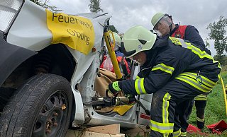 Bei einer Übung wird ein Dummy aus einem vermeintlich verunfallten Fahrzeug befreit. - FW Borgentreich