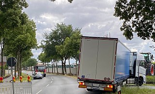 Endstation Tüllheide: Wie so viele hat auch dieser wendende Lkw-Fahrer die Umleitungshinweise wegen der Baustelle Bundesstraße 513 in Harsewinkel im Kreis Gütersloh ignoriert. - Burkhard Hoeltzenbein