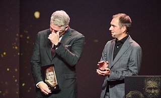 Bastian Schweinsteiger (l) zählt jetzt zu den Mitgliedern der Hall of Fame des deutschen Fußballs. - Bernd Thissen/dpa