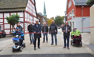 Karl-Josef Günther (von links), Bauamtsleiter Johannes Groppe, Dirk Ihmor, Bürgermeister Hermann Temme, Georg Tegetmeier, Robert Rissing, Rainer Schäfers und Corina Muarwski geben den „Thy" für den Autoverkehr wieder frei. - Helga Krooß