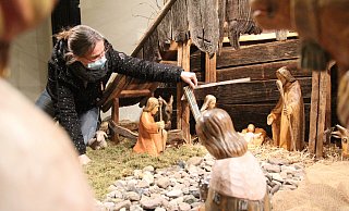 Die 1,5 Meter Coronaabstand gelten fürs Krippenspiel, nicht für die Krippe. Für unser Foto hat Margit Sundermeier einen Zollstock an die Krippe der Auferstehungskirche gehalten. - Ulf Hanke