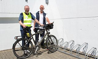 Uwe Diekmann und Gottfried Sielmann (v.l., ADFC Enger-Spenge) bemängeln, dass es an öffentlichen Sporteinrichtungen keine vernünftigen Fahrradständer gibt.  - Karin Wessler