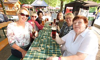 Auf die Freundschaft: Die Freundinnen Claudia (v. l.), Verena, Moni, Gabi, Annette und Helga haben sich ein schattiges Plätzchen unter den Platanen gesucht und stoßen mit schwarzem und blondem Bier an. - Jörg Stuke