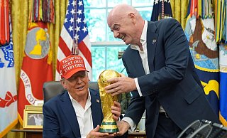 US-Präsident Donald Trump hat einen engen Draht zu FIFA-Chef Infantino. (Archivbild) - Jacquelyn Martin/AP/dpa