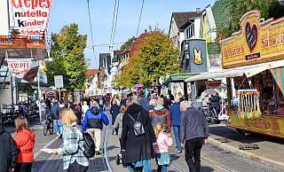 Auf der Hauptstraße in Brackwede tobt das Leben: Die Glückstalertage ziehen die Massen an. Crêpes und Kartoffeln sind in diesem Jahr beliebt, aber auch Lebkuchen und andere Süßwaren an den Buden. - Barbara Franke