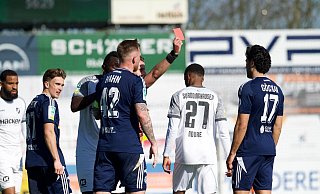 Trotz Gelb-Rot für den MSV führen die Duisburger - Joel Beinke