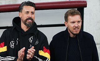 Sandro Wagner (l) will mindestens bis zur WM 2026 an der Seite von Julian Nagelsmann bleiben. - Christian Charisius/dpa