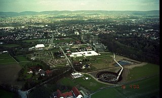 Der Landschaftspark "Aqua Magica" kurz vor der Eröffnung im April 2000. Struktur und Wasserkrater sind gut zu erkennen, das Grün brauchte ob der schlechten Witterung noch ein Weilchen. - Peter Steinert/NW