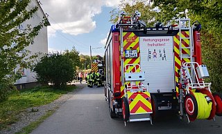 Einsatz der Feuerwehr in Herford: Ein Löschfahrzeug steht bereit, während Einsatzkräfte im Hintergrund agieren. - Claus Frickemeier