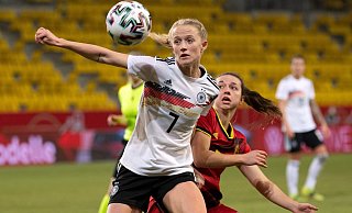 Deutschlands Torschützin Lea Schüller (l) kommt vor Belgiens Jody Vangheluwe an den Ball. - Foto: Federico Gambarini/dpa