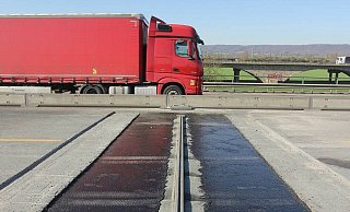 Problemfuge: Jede zweite Fuge auf der Weserflutbrücke der Autobahn 2 in Fahrtrichtung Hannover musste erneuert werden. Der Polyflex-Belag hat nicht gehalten. - Ulf Hanke