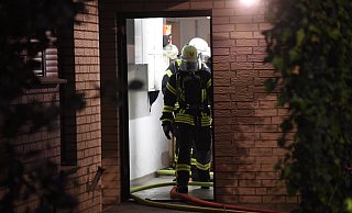 Als die Feuerwehr an der Garage ankamen, waren Vater und Sohn bereits dabei das Feuer zu löschen. - Andreas Eickhoff