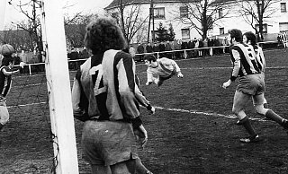 Toller Flugkopfball: Manfred Bredenkötter (Mitte) hechtet in Spiel des SV Löhne-Obernbeck gegen den VfL Holsen am 14. Februar 1972 durch den Strafraum. Auch der spätere Kreisvorsitzende Günter Temme (2. v. r., Nummer 5) kann nur staunend zuschauen. - Privat