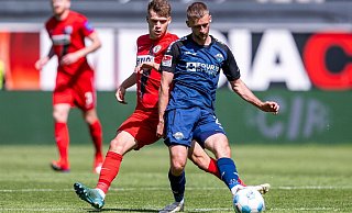 SCP-Mittelfeldspieler Sebastian Klaas (r.), hier im Duell gegen Robin Fellhauer, war im Heimspiel gegen Elversberg äußert engagiert, aber wenig effektiv. - David Inderlied/dpa SCP-Mittelfeldspieler Sebastian Klaas (r.), hier im Duell gegen Robin Fellhauer, war im Heimspiel gegen Elversberg äußert engagiert, aber wenig effektiv. - David Inderlied/dpa