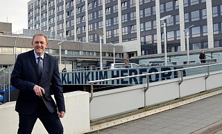 Peter Hutmacher ist seit Anfang des Jahres Vorstand im Klinikum Herford. - Lass/Montage Horstmann