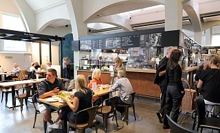 An Samstagen ist auch der Gastronomie-Teil der Markthalle gut besucht. - Frank-Michael Kiel-Steinkamp