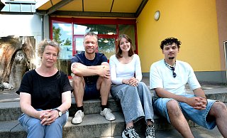 Lehrer Katrin Manthey und Nils Rabente mit Schülern Valentina Poerio und Malik Felfel auf der Treppe der Waldorfschule in Friedrichsdorf. - Andreas Frücht
