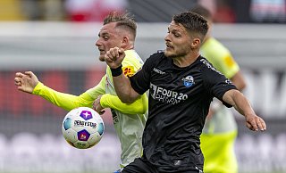 Der Ex-Paderborner Marlon Ritter (l.), der in Minute 59 zum 1:0 für Kaiserslautern traf, im Duell gegen Florent Muslija.  - dpa
