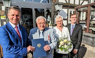 Landrat Michael Stickeln überreicht Gerd Thöne im Beisein seiner Ehefrau Annette und Bürgermeister Tobias Scherf das Bundesverdienstkreuz. - Burkhard Battran